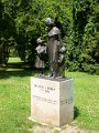 Martonvasar - kastelypark - Brunszvik Terez szobra - gyerekekkel